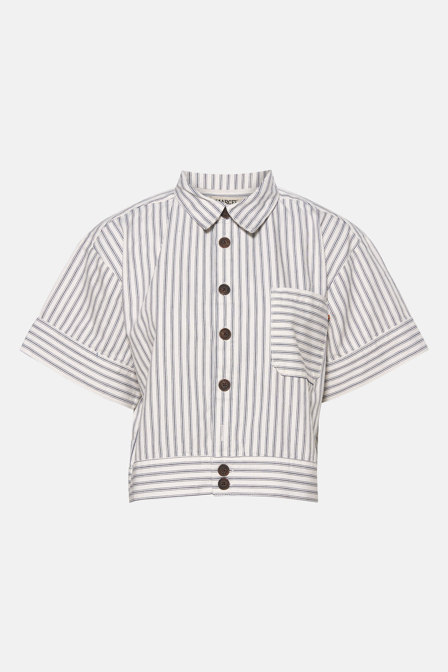 Chemise bleue rayée à manches courtes de Le Fabuleux Marcel de Bruxelles, avec des boutons marrons et une poche poitrine.