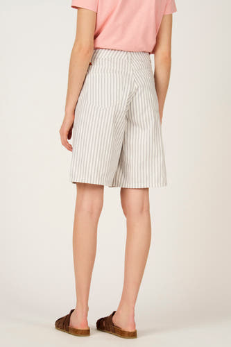 Bermuda rayée de Le Fabuleux Marcel de Bruxelles, dos, combinée avec un t-shirt rose et des sandales marron.