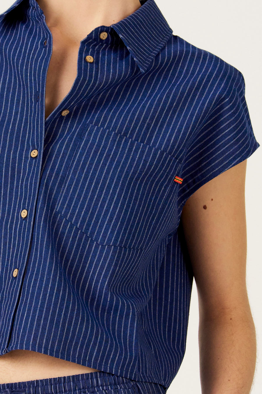 Chemise multicolore à manches courtes de Le Fabuleux Marcel de Bruxelles, avec un motif à rayures craie et des boutons en bois.