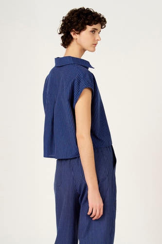 Chemise bleue rayée à manches courtes de Le Fabuleux Marcel de Bruxelles, vue de profil, avec pantalon assorti.