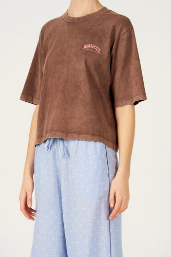 T-shirt marron à manches courtes de Le Fabuleux Marcel de Bruxelles, avec une texture délavée et un logo sur la poitrine.