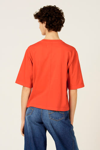 Rood T-shirt met korte mouwen van Le Fabuleux Marcel de Bruxelles, gezien van achteren, gecombineerd met een blauwe jeans.