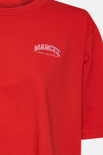 T-shirt rouge à manches courtes de Le Fabuleux Marcel de Bruxelles, avec impression textuelle.