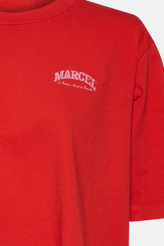 Rood T-shirt met "Marcel" opschrift.