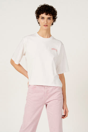 T-shirt blanc à manches courtes de Le Fabuleux Marcel de Bruxelles, avec un logo de marque rose sur la poitrine.