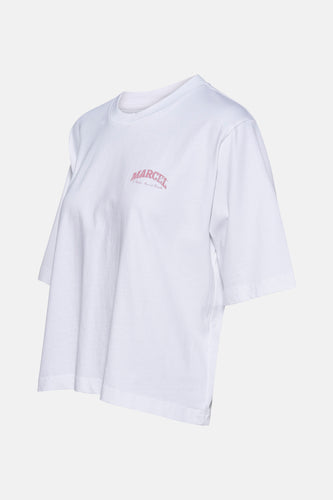 Wit T-shirt met roze opdruk.