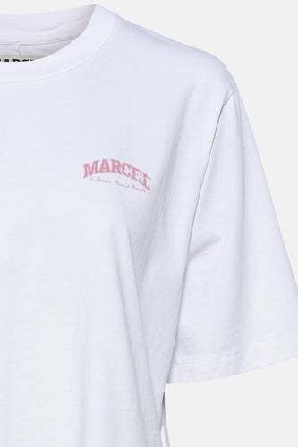 Wit T-shirt met roze 'Marcel' logo.