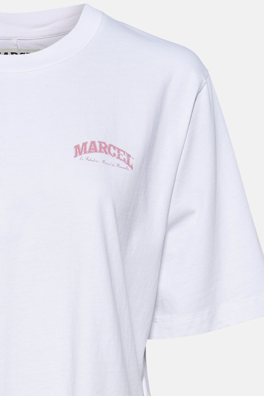 Wit T-shirt met roze 'Marcel' logo.