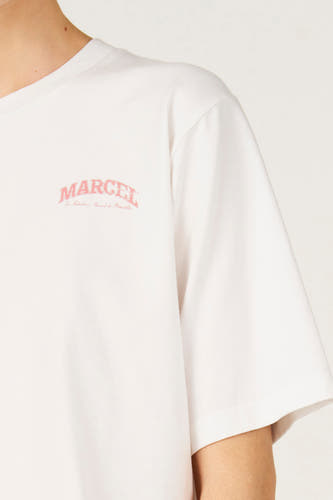 Wit T-shirt met korte mouwen van Le Fabuleux Marcel de Bruxelles, met een roze merklogo op de borst.
