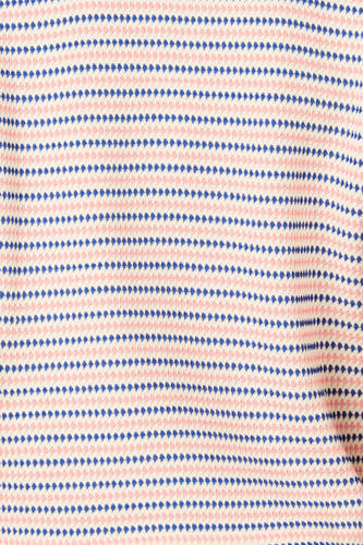 Polo bleu de Le Fabuleux Marcel de Bruxelles avec motif à rayures roses et texture fine.