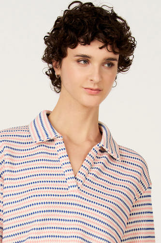 Polo bleu de Le Fabuleux Marcel de Bruxelles avec un motif à fines rayures roses et blanches.