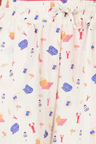 Short multicolore de Le Fabuleux Marcel de Bruxelles, avec un motif estival de homards, de phares et de serviettes de plage.