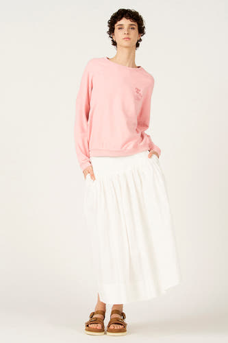 Pull rose de Le Fabuleux Marcel de Bruxelles, avec un col rond et un petit imprimé texte.