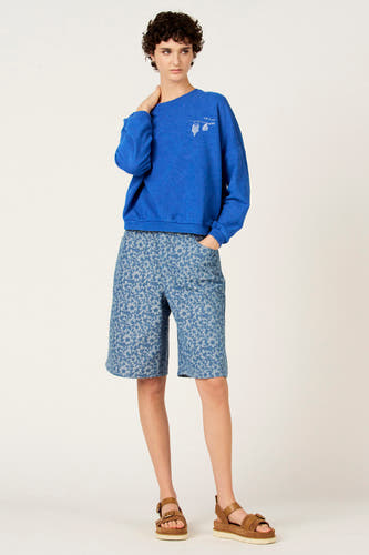 Blauwe sweater met ronde hals van Le Fabuleux Marcel de Bruxelles, met kleine illustratie.
