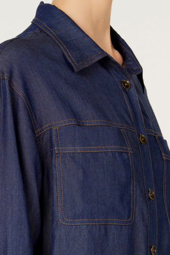 Chemise en jean bleu foncé à manches longues de Le Fabuleux Marcel de Bruxelles, avec fermeture boutonnée et poche poitrine.