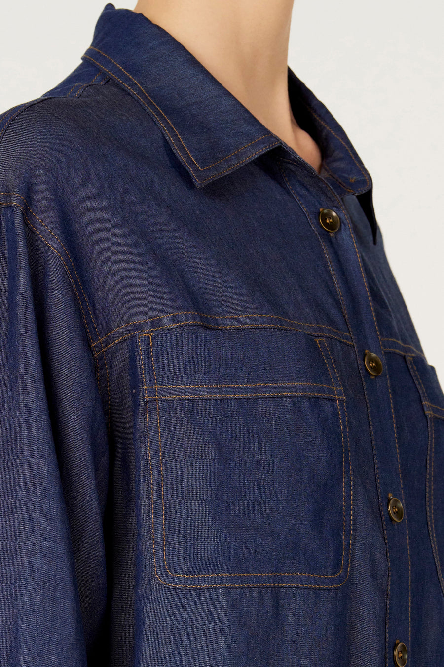 Chemise en jean bleu foncé à manches longues de Le Fabuleux Marcel de Bruxelles, avec fermeture boutonnée et poche poitrine.