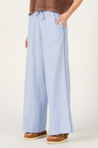 Pantalon bleu de Le Fabuleux Marcel de Bruxelles, avec de fines rayures blanches et un motif à pois.