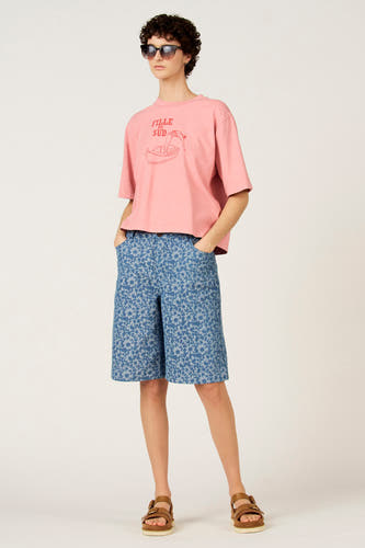 T-shirt rose à manches courtes de Le Fabuleux Marcel de Bruxelles, avec imprimé rouge d'un bateau et texte.