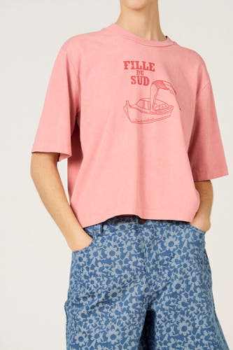 T-shirt rose à manches courtes de Le Fabuleux Marcel de Bruxelles, avec imprimé rouge et coupe décontractée.