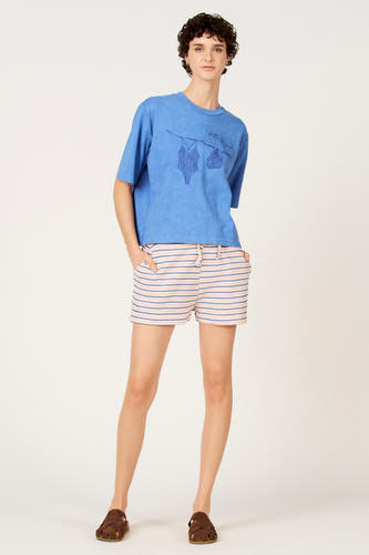 T-shirt bleu à manches courtes de Le Fabuleux Marcel de Bruxelles, avec un imprimé graphique. Le short présente des rayures horizontales.