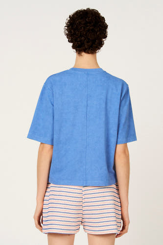 T-shirt bleu à manches courtes de Le Fabuleux Marcel de Bruxelles, avec une texture délavée et combiné avec un short rayé.