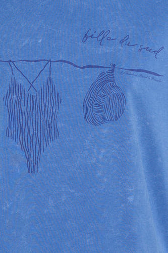 T-shirt bleu à manches courtes de Le Fabuleux Marcel de Bruxelles, avec une impression décorative et du texte.