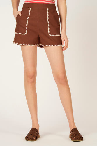 Short marron de Le Fabuleux Marcel de Bruxelles, avec une bordure décorative blanche à l'ourlet et porté avec des sandales.