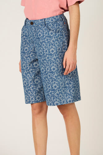 Bermuda en jean de Le Fabuleux Marcel de Bruxelles, avec motif floral bleu.