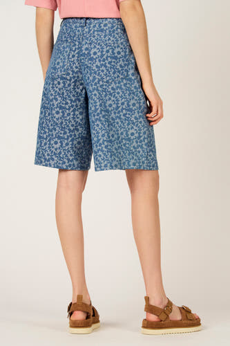 Bermuda en jean bleu à motif floral de Le Fabuleux Marcel de Bruxelles.