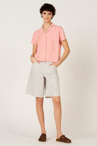 T-shirt rose à manches courtes de Le Fabuleux Marcel de Bruxelles, avec des lampes à lave brodées et un short rayé.