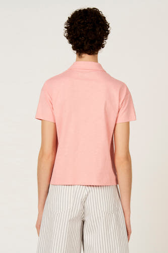 Roze T-shirt met korte mouwen van Le Fabuleux Marcel de Bruxelles, gezien van achteren, met gestreepte broek.