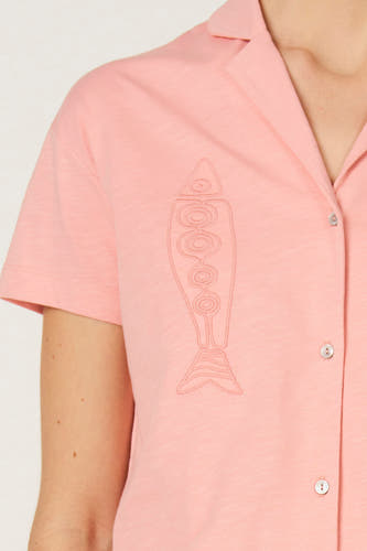 T-shirt rose à manches courtes de Le Fabuleux Marcel de Bruxelles, avec détail de poisson brodé et fermeture à boutons.