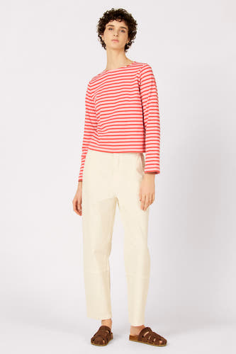 Pantalon écru de Le Fabuleux Marcel de Bruxelles, combiné avec un haut rayé et des sandales marron.
