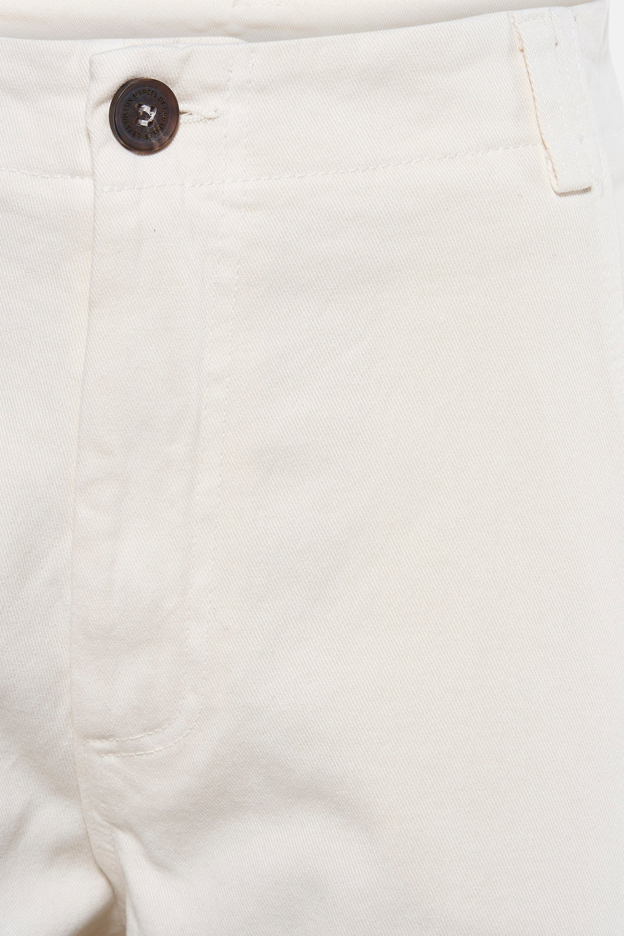 Beige katoenen broek met knoop.