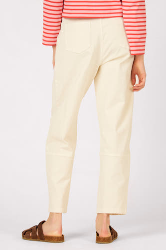 Pantalon écru de Le Fabuleux Marcel de Bruxelles, avec un design uni et des jambes de longueur cheville, vu de dos.
