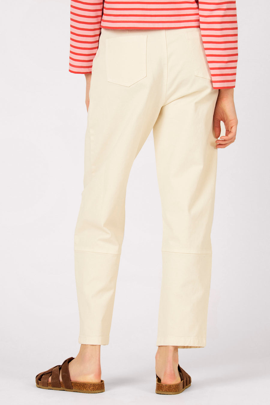 Pantalon écru de Le Fabuleux Marcel de Bruxelles, avec un design uni et des jambes de longueur cheville, vu de dos.
