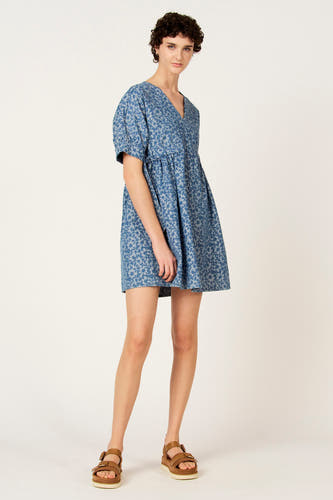 Robe en jean à manches courtes de Le Fabuleux Marcel de Bruxelles, avec un motif floral bleu clair et des volants.