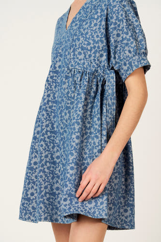 Denim kleedje met korte mouwen van Le Fabuleux Marcel de Bruxelles, met een lichtblauw bloemenpatroon en ruches.