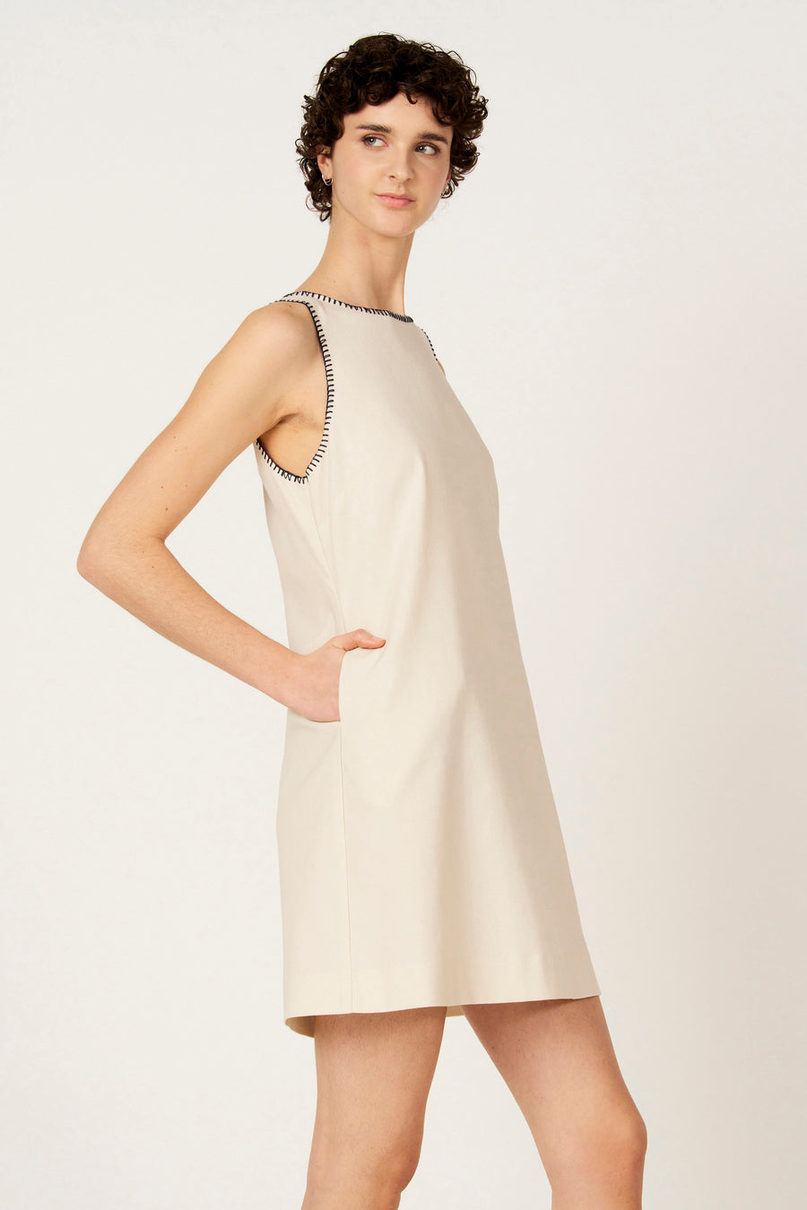 Robe sans manches de couleur écru de Le Fabuleux Marcel de Bruxelles, avec des coutures noires autour de l'encolure et des emmanchures.