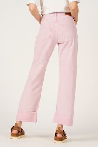 Roze colorbroek van Le Fabuleux Marcel de Bruxelles, met opgerolde pijpen en bruine sandalen.
