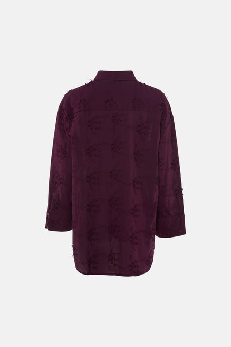 Chemise violette à manches longues de Le Fabuleux Marcel de Bruxelles, avec fleurs brodées et détails légèrement effilochés, vue arrière.