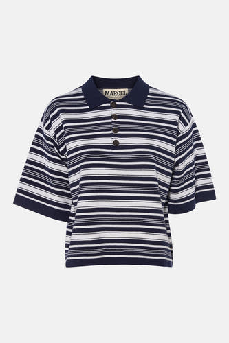 Polo rayée bleu marine et blanc de Le Fabuleux Marcel de Bruxelles avec quatre boutons marron et texture tricotée.