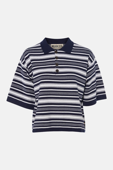 Polo rayée bleu marine et blanc de Le Fabuleux Marcel de Bruxelles avec quatre boutons marron et texture tricotée.