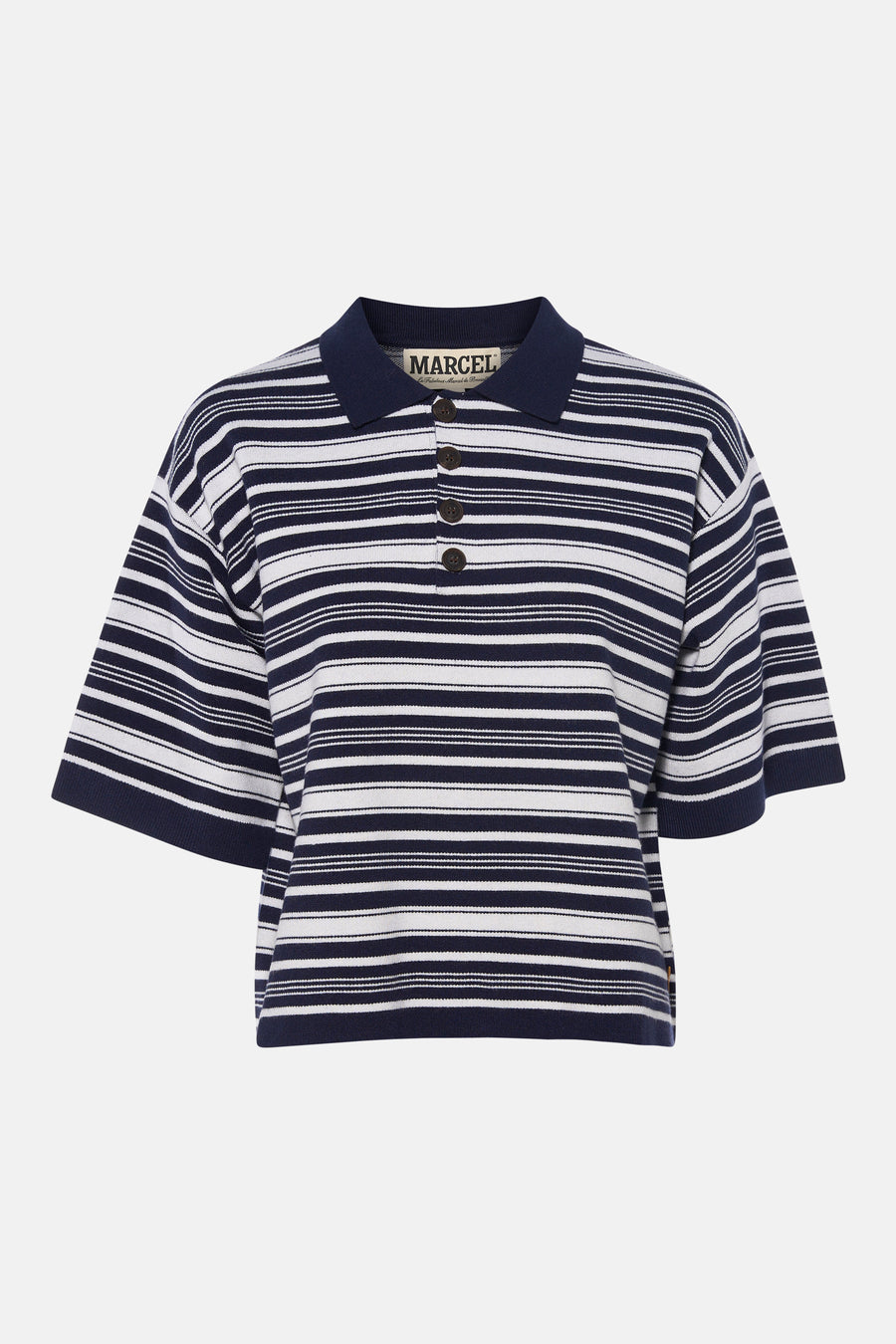 Polo rayée bleu marine et blanc de Le Fabuleux Marcel de Bruxelles avec quatre boutons marron et texture tricotée.