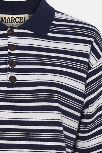 Polo rayée en maille bleu marine et blanc de Le Fabuleux Marcel de Bruxelles, avec boutons et col, gros plan.
