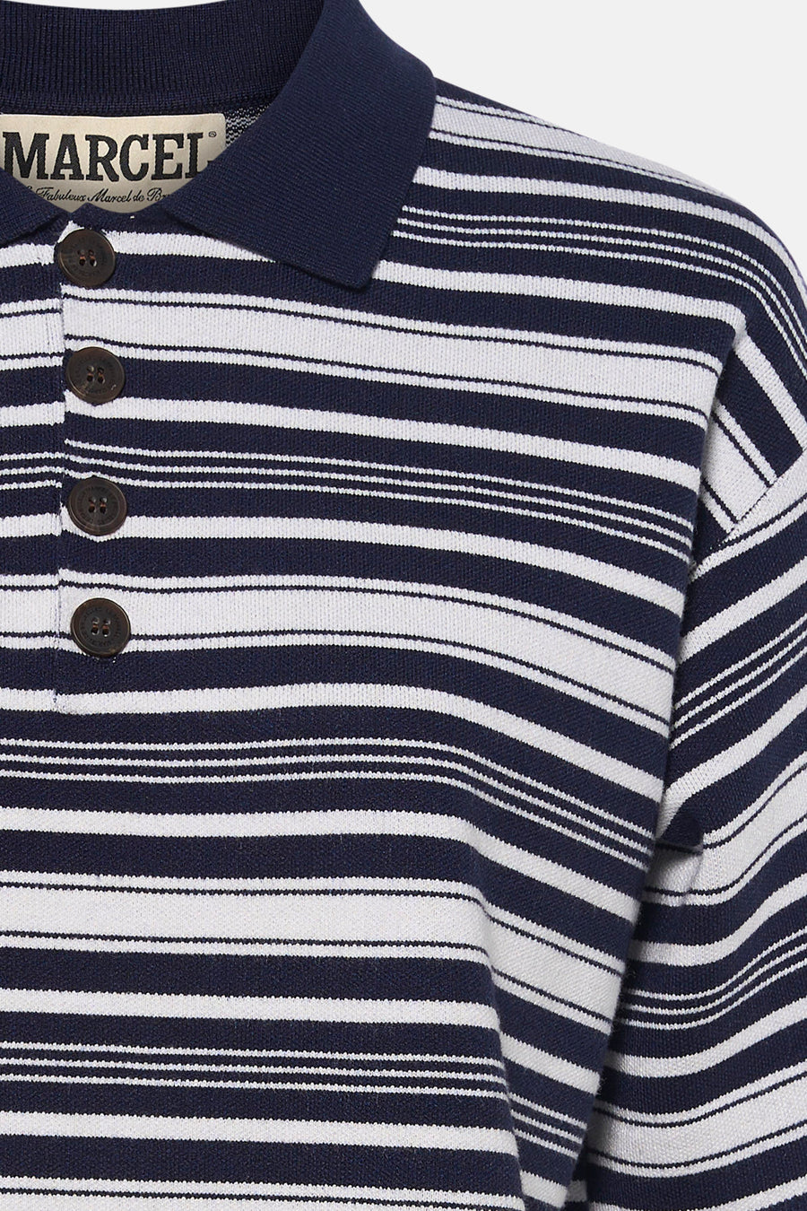 Polo rayée en maille bleu marine et blanc de Le Fabuleux Marcel de Bruxelles, avec boutons et col, gros plan.