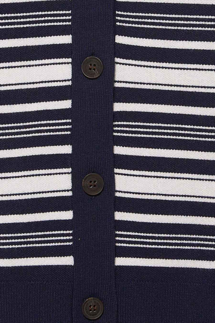 Gilet en tricot à rayures multicolores de Le Fabuleux Marcel de Bruxelles avec boutons foncés sur une patte de boutonnage bleu marine.