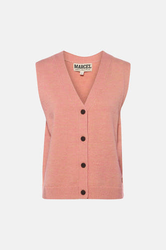 Gilet en tricot rose de Le Fabuleux Marcel de Bruxelles avec col en V et cinq boutons marron sur le devant.