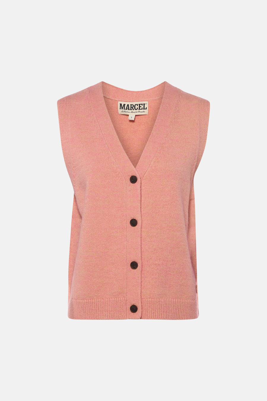 Gilet en tricot rose de Le Fabuleux Marcel de Bruxelles avec col en V et cinq boutons marron sur le devant.