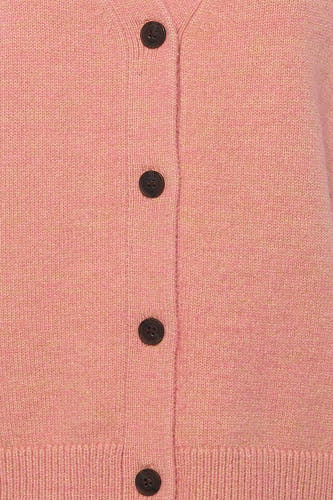 Gilet en maille rose de Le Fabuleux Marcel de Bruxelles avec boutons marron et col côtelé.